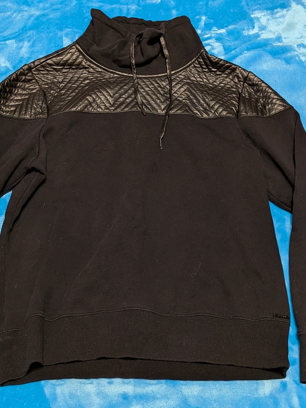 Black Quilted Shoulder Sweatshirt - Sporty Luxe with a Bold Edge 🖤✨